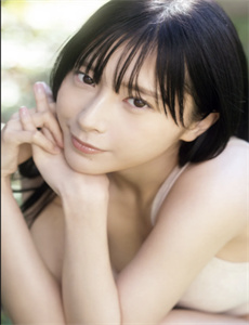 男人趴在美女身上亲胸-鹦鹉女神无修版